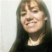 Docente imparte clases a niños de 5 a 10 años en Prácticas de Lenguaje y Español